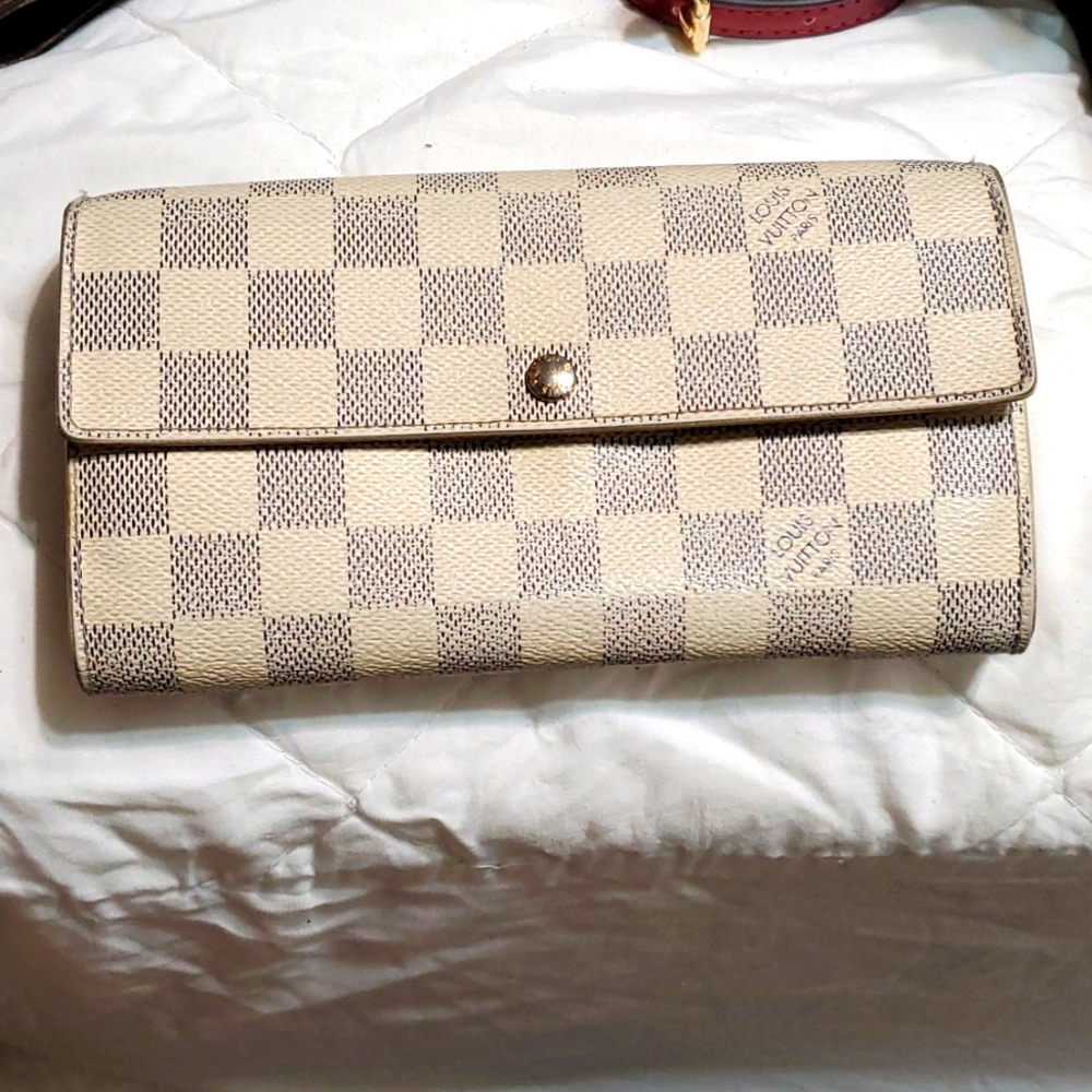 🇨🇵Louis Vuitton Sarah wallet is made from Damier Azur canvas